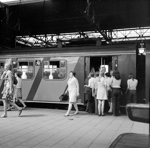 881999 Afbeelding van in- een uitstappende treinreizigers op het perron van het N.S.-station Eindhoven te Eindhoven bij ...